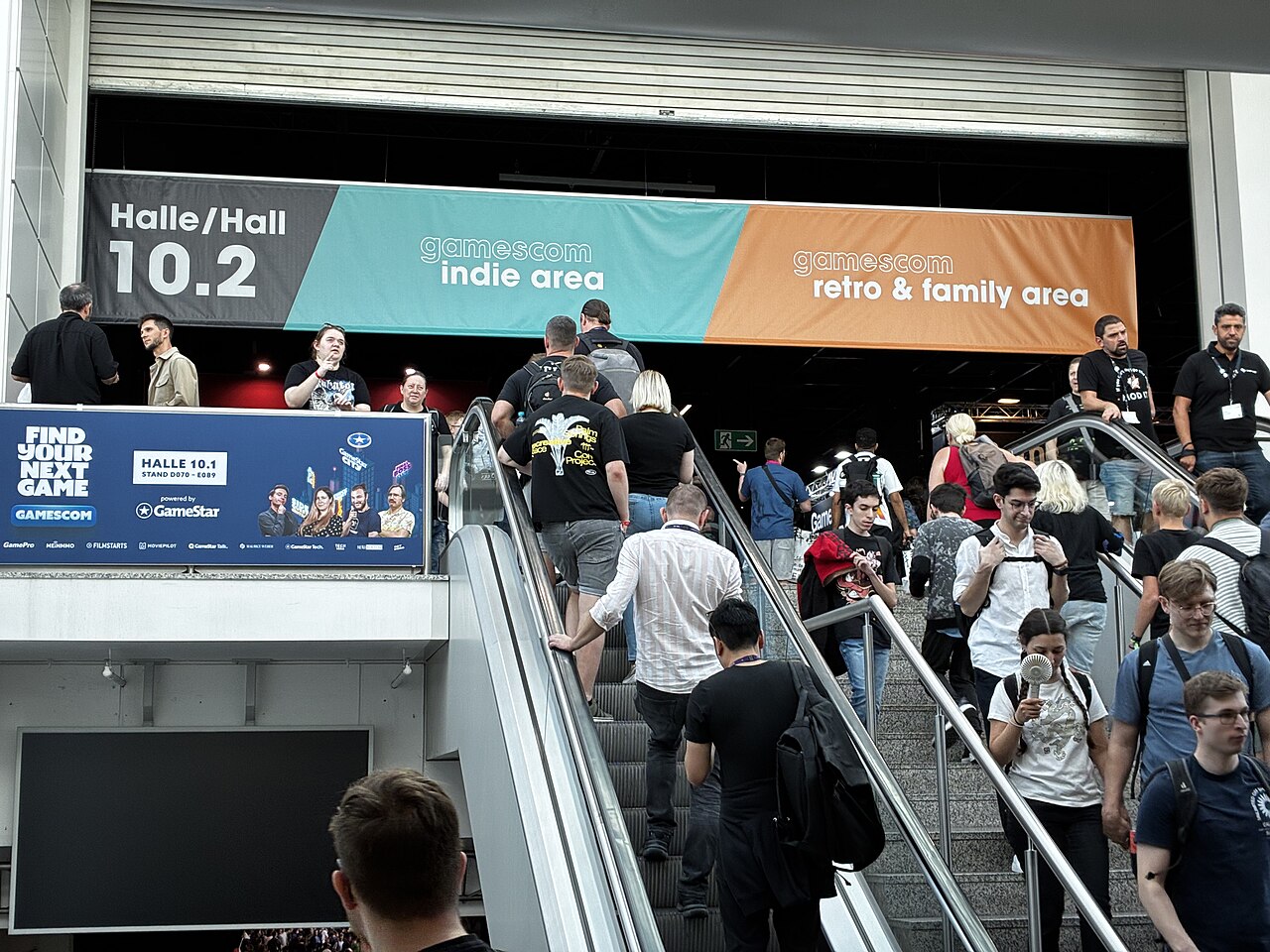 Visitors entering Hall 10 at Gamescom 2025 in Cologne, Germany.jpg