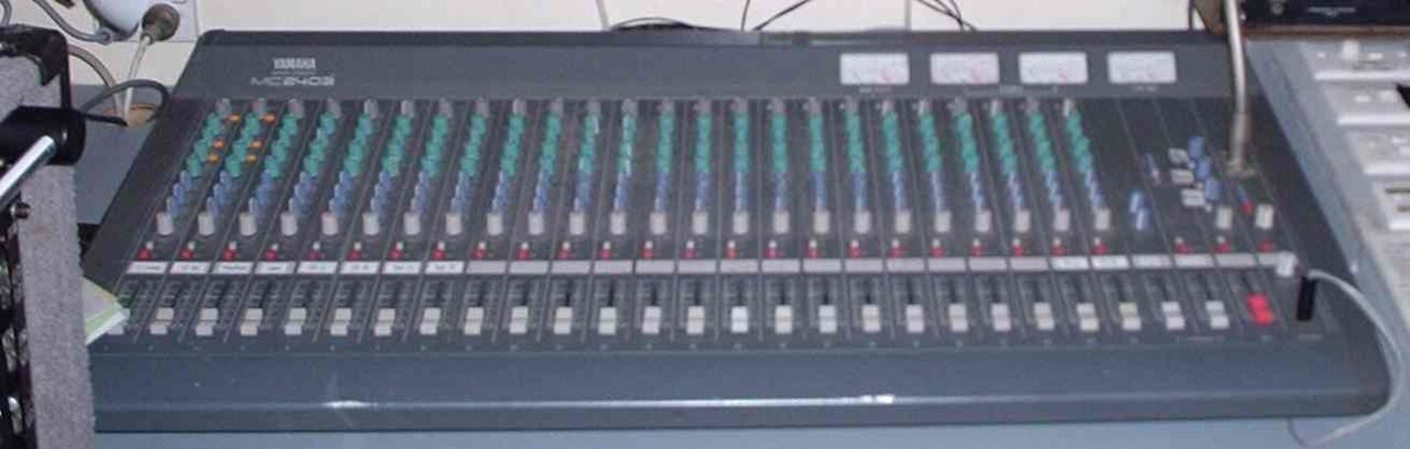 Yamaha MC2403 audio mixing console (1992).jpg