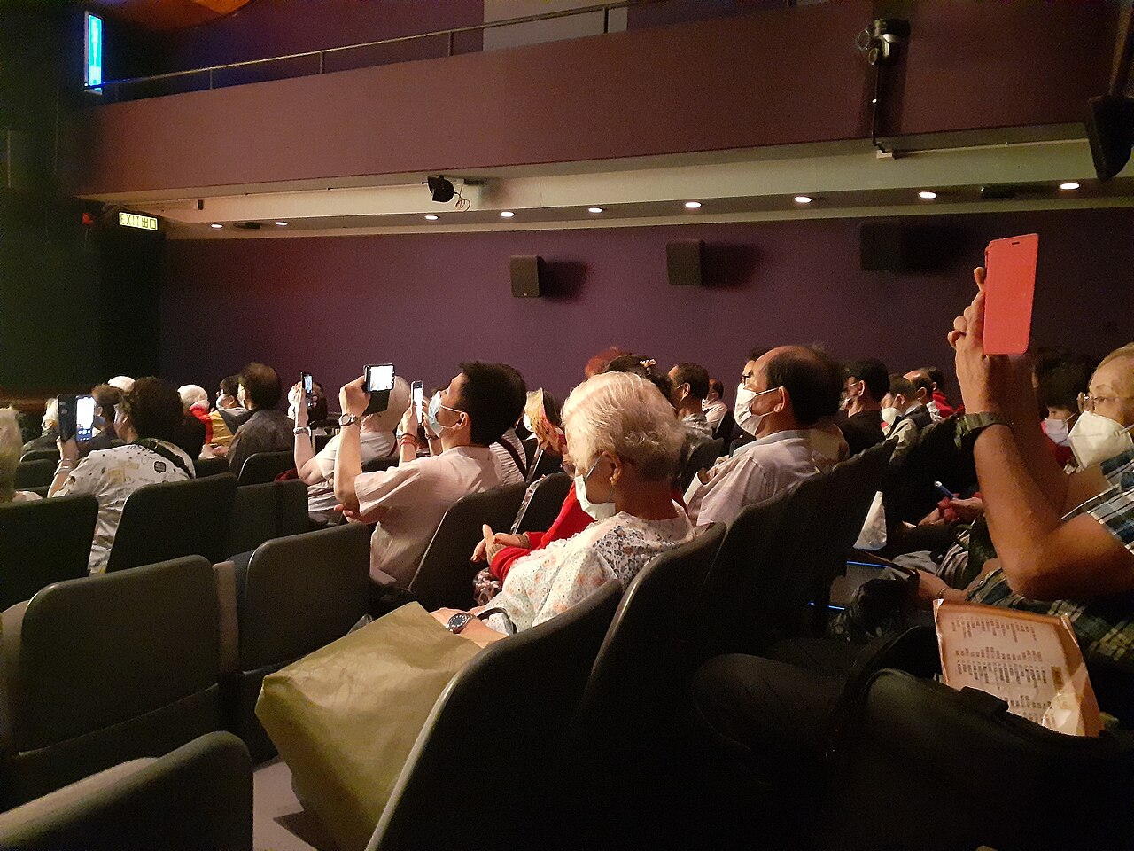 HK NDH 上水 Sheung Shui 北區大會堂 Northern District City Hall Theatre 舞臺 stage 台下觀眾 Audience visitors holding smartphones camera night June 2022 SS2 01.jpg